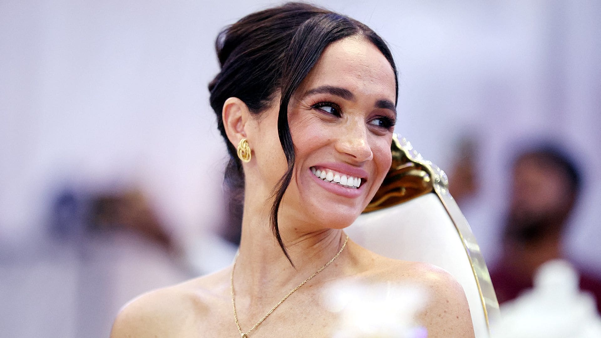 Analizamos uno a uno todos los peinados de Meghan Markle en su viaje a Nigeria