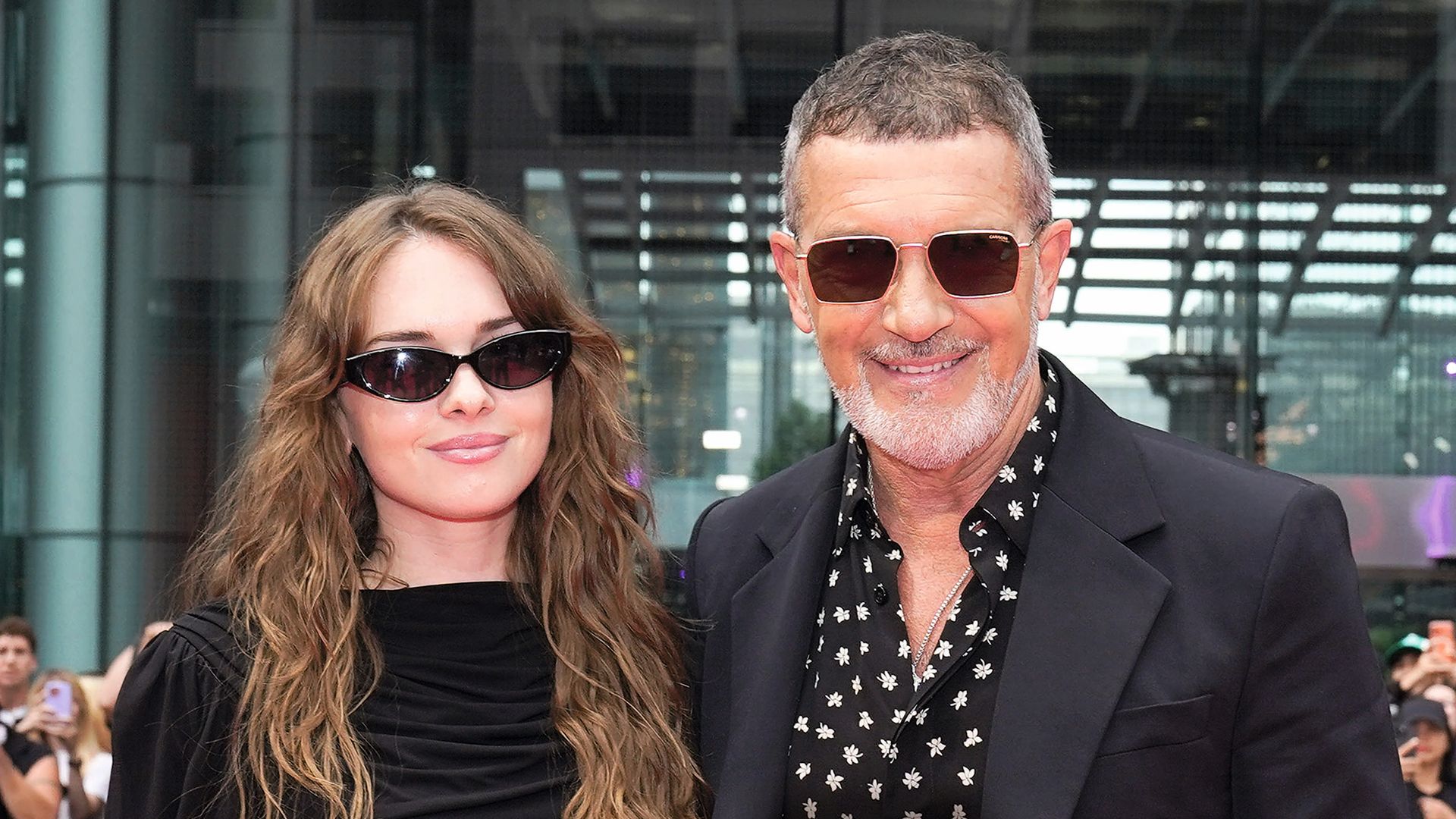 Antonio Banderas y su hija, Stella del Carmen, posan en el Festival Internacional de Cine de Toronto, que acogió el estreno mundial de "Up Against It", la película protagonizada por el malagueño que ha dirigido Trudie Styler 
