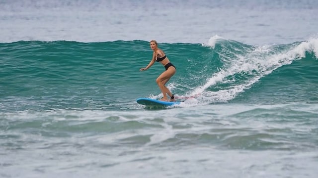 Ivanka Trump surfeando en Costa Rica