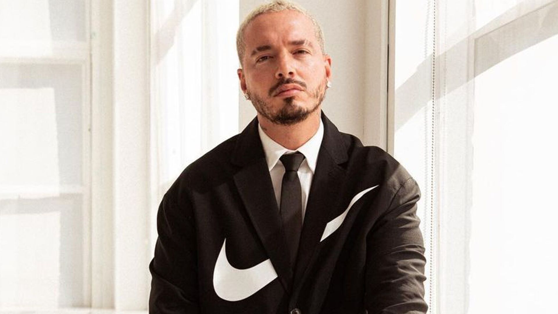 J Balvin, feliz de tener su tercer avión, envía un inspirador mensaje a sus fans
