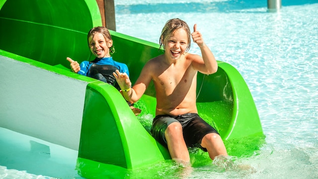 Niños felices en un parque acuático
