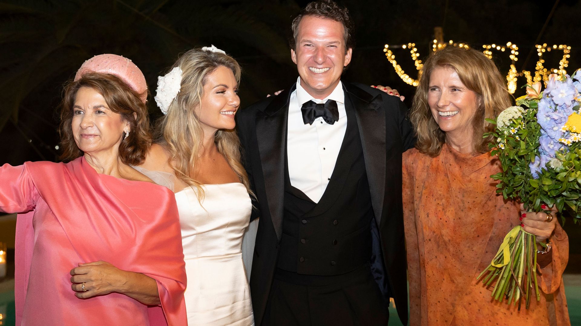 Los novios con sus madres, Isabel Flórez y María Isabel Luque, vestida de Helena Mareque