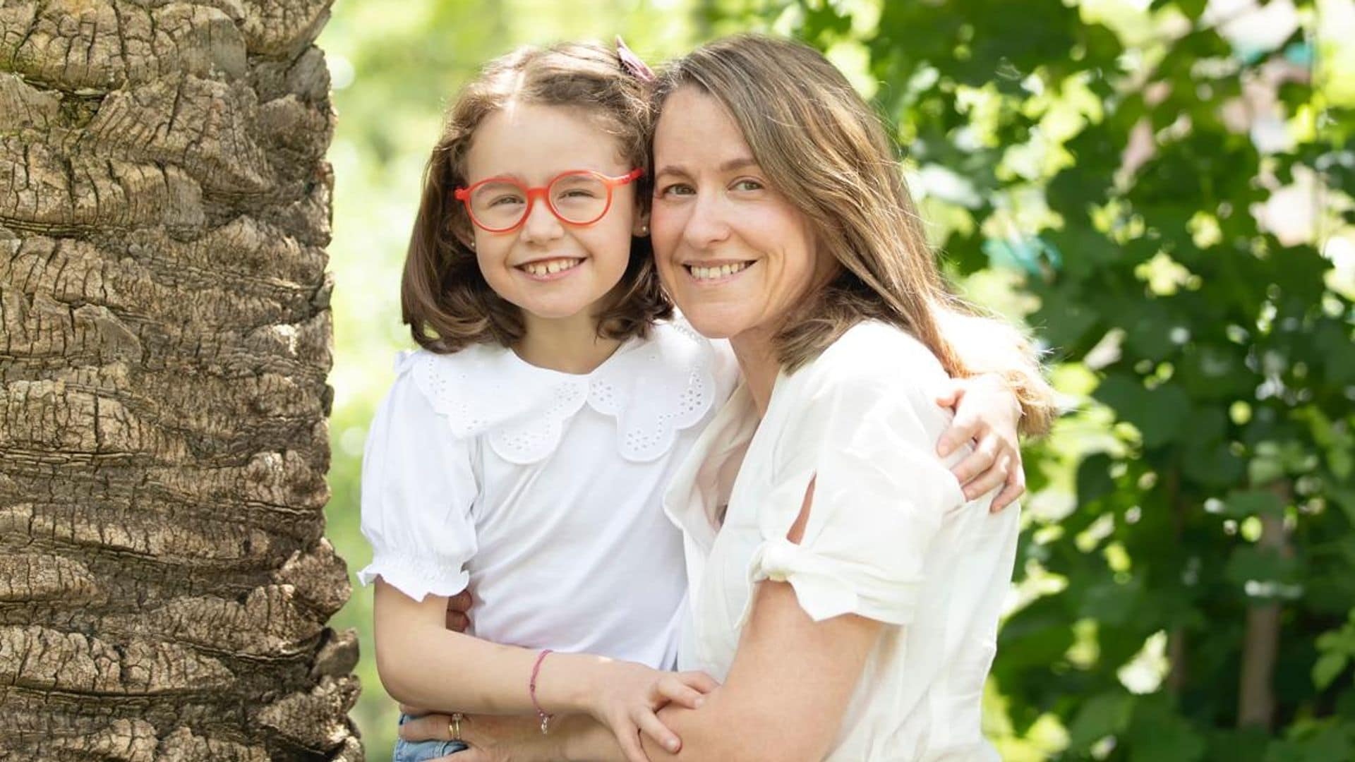 Elena Pineda Hernández, junto a su madre, Laura