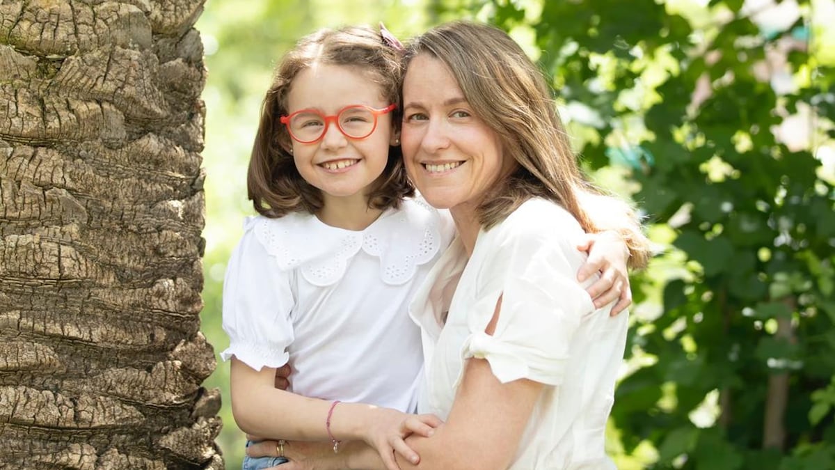 Laura, madre de una niña con una enfermedad neurodegenerativa: “Cada día que pasa van avanzando los síntomas”