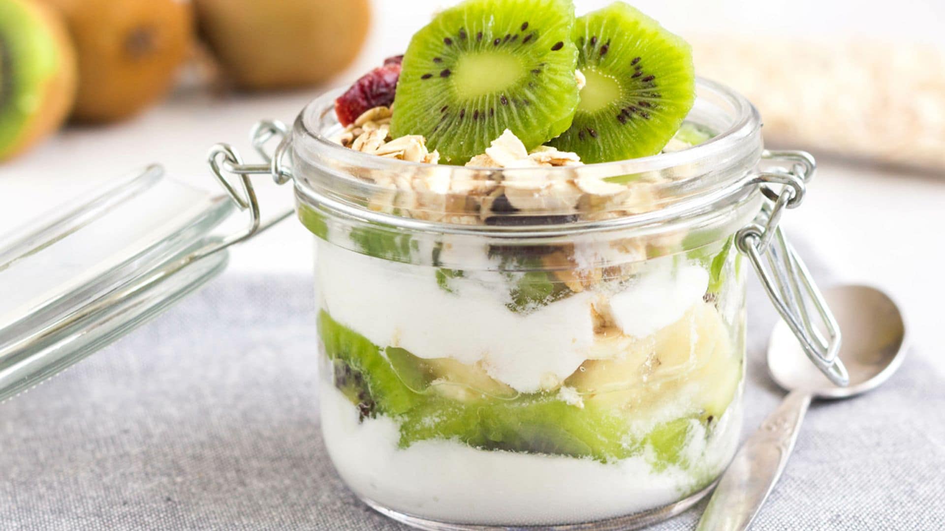 Postre de queso batido con kiwi, plátano y arándanos