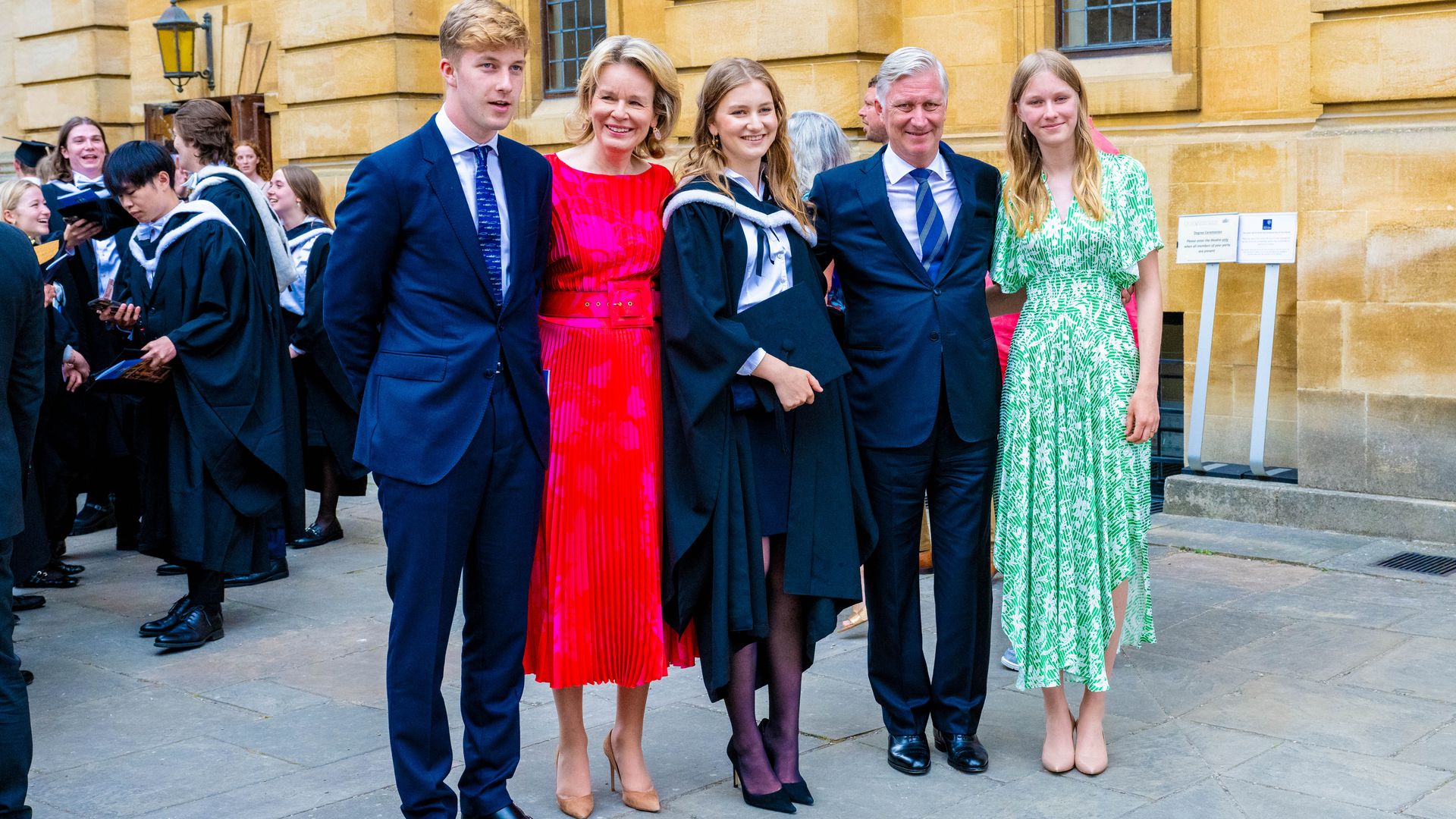 Eléonore y Matilde de Bélgica no arriesgan, pero sí aciertan, con su silueta preferida en la graduación de Elisabeth