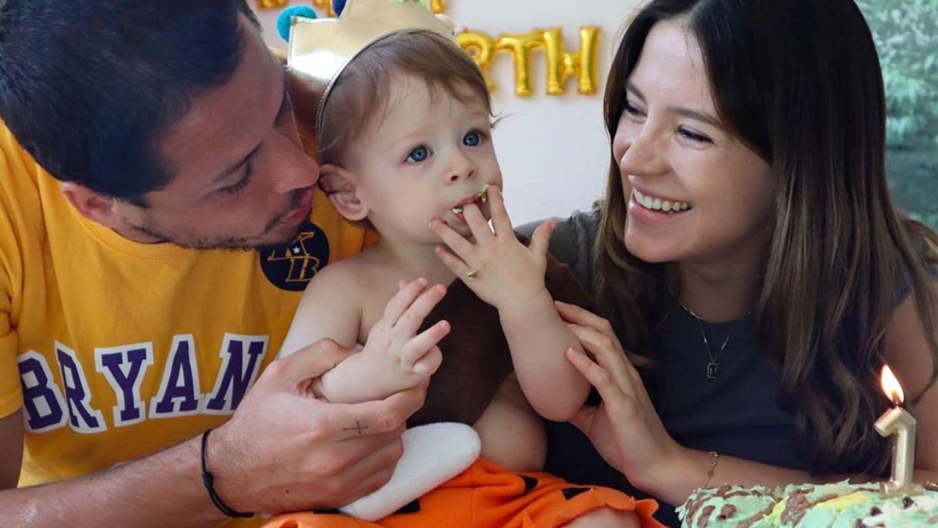 Sarah Kohan celebra el primer cumpleaños de Noah con una fiesta al estilo 'Los Picapiedra'
