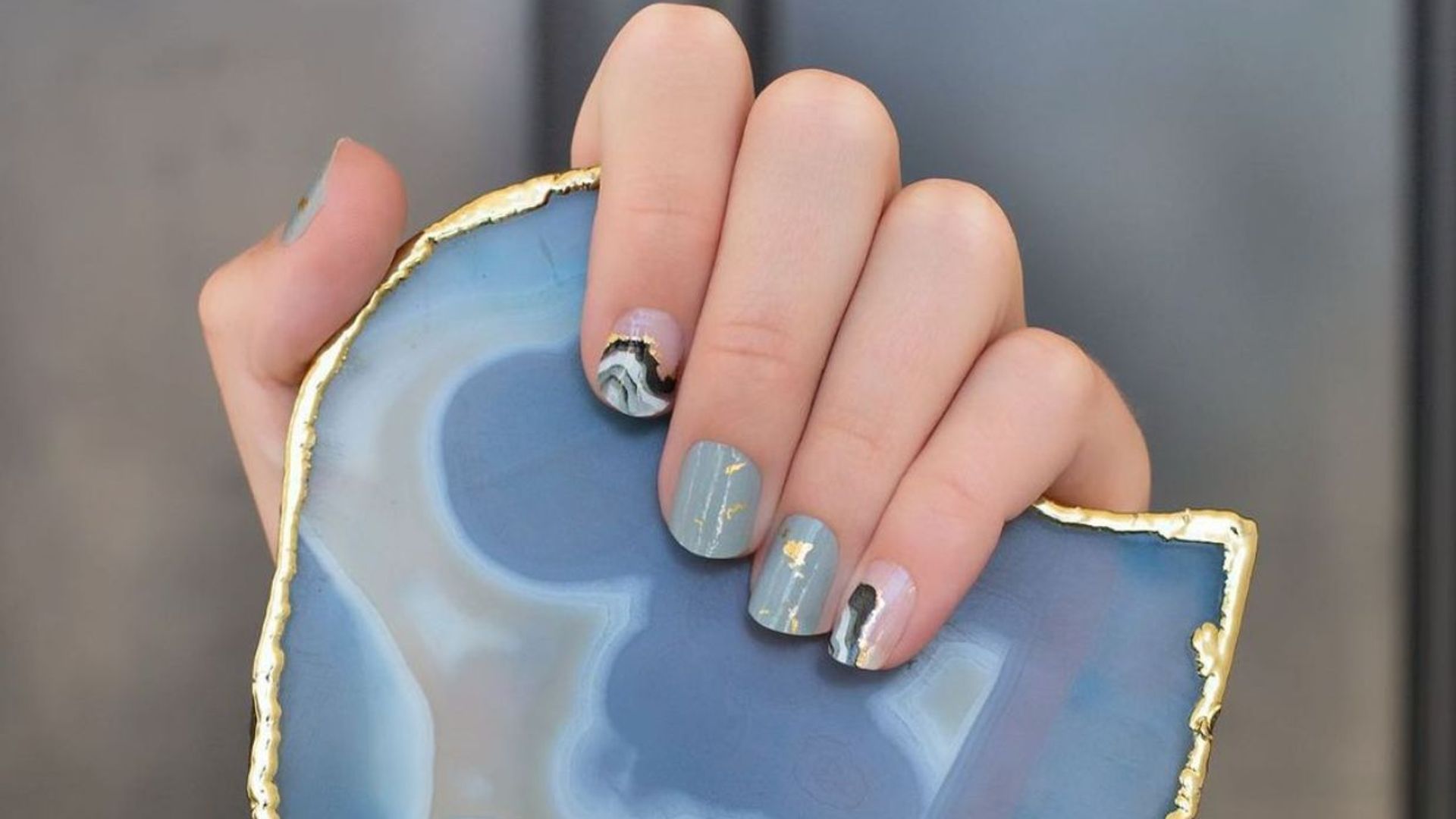 Si buscas una manicura diferente y atrevida, prueba las 'geode nails' que imitan piedras preciosas