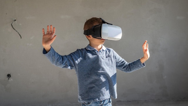 ni o con gafas de realidad virtual