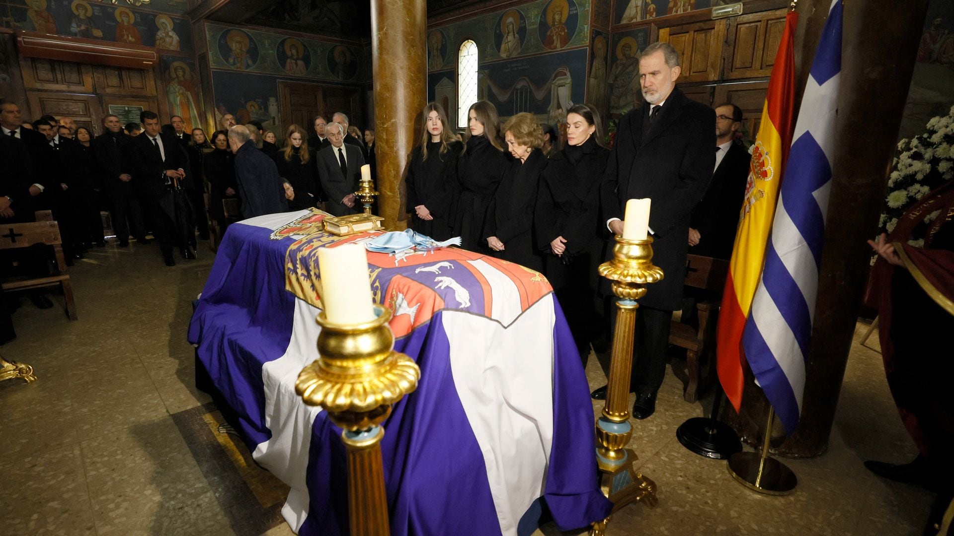 El rey Felipe, la reina Letizia, doña Sofía, la princesa Leonor y la infanta Sofia delante del féretro, cubierto con el estandarte de la Familia Real helena 