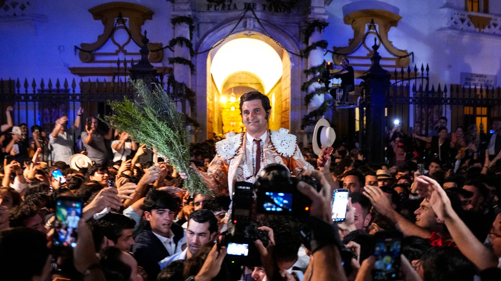 morante-de-la-puebla-sale-a-hombros-de-la-maestranza-y-desata-la-locura