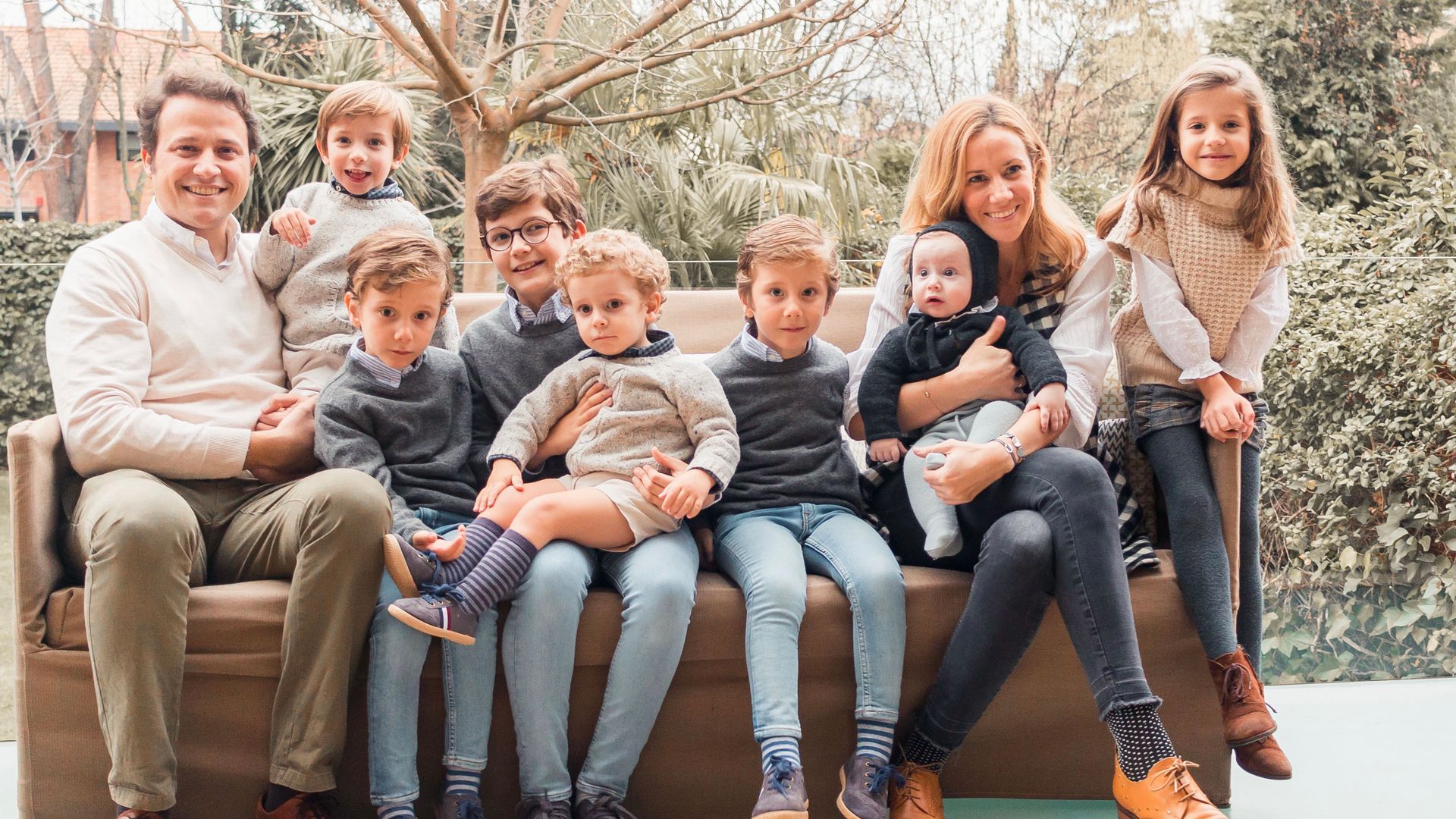 Paloma Martínez Monasterio, junto a su marido, Raúl, y sus siete hijos: Gonzalo, Álvaro, Borja, Isabel, Jacobo, Alejandro e Íñigo