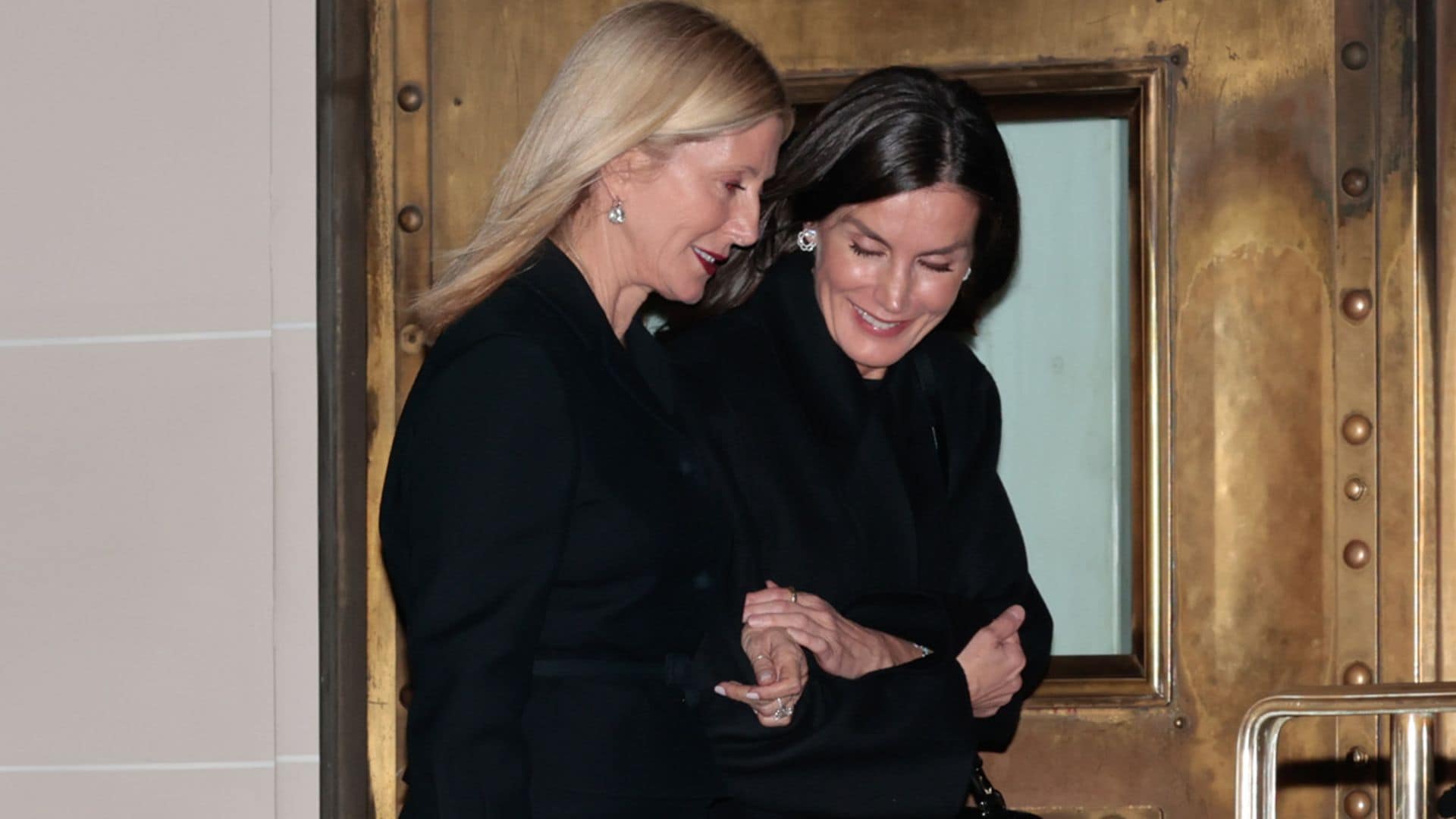 La Reina y Marie-Chantal, del brazo y muy sonrientes ponen fin a los rumores sobre una tensa relación