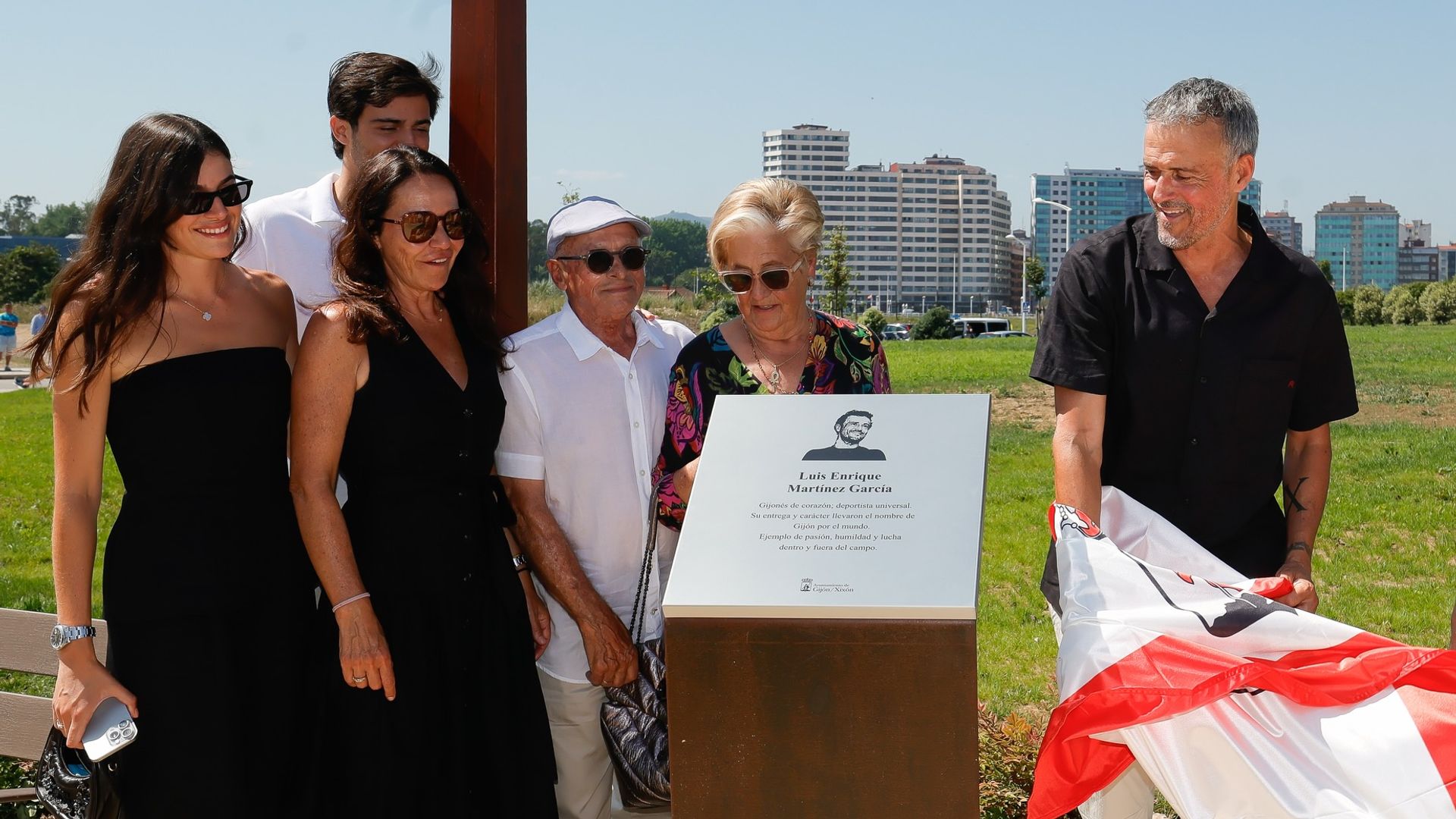 Luis Enrique rompe a llorar al dirigirse a sus padres en su homenaje en Gijón junto a su mujer y sus hijos: "Mis cenizas van a ir aquí"