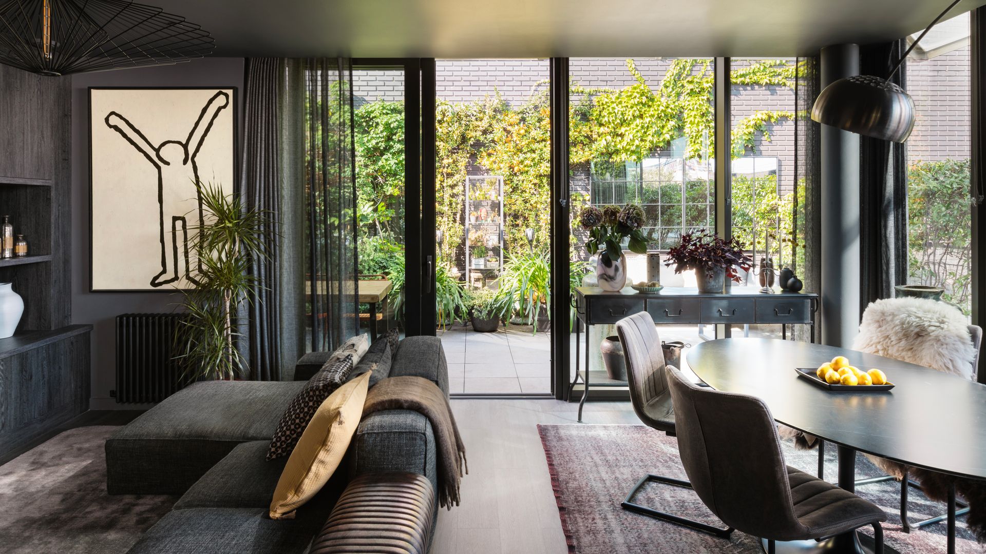 Ni blancos ni neutros: en este apartamento de 68 m² en Londres manda el negro… ¡Y el resultado es fantástico! 