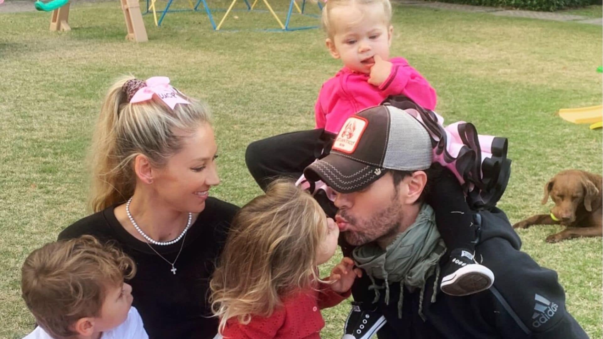 Enrique Iglesias llega a los 49 años rodeado del amor de Anna Kournikova y sus tres hijos