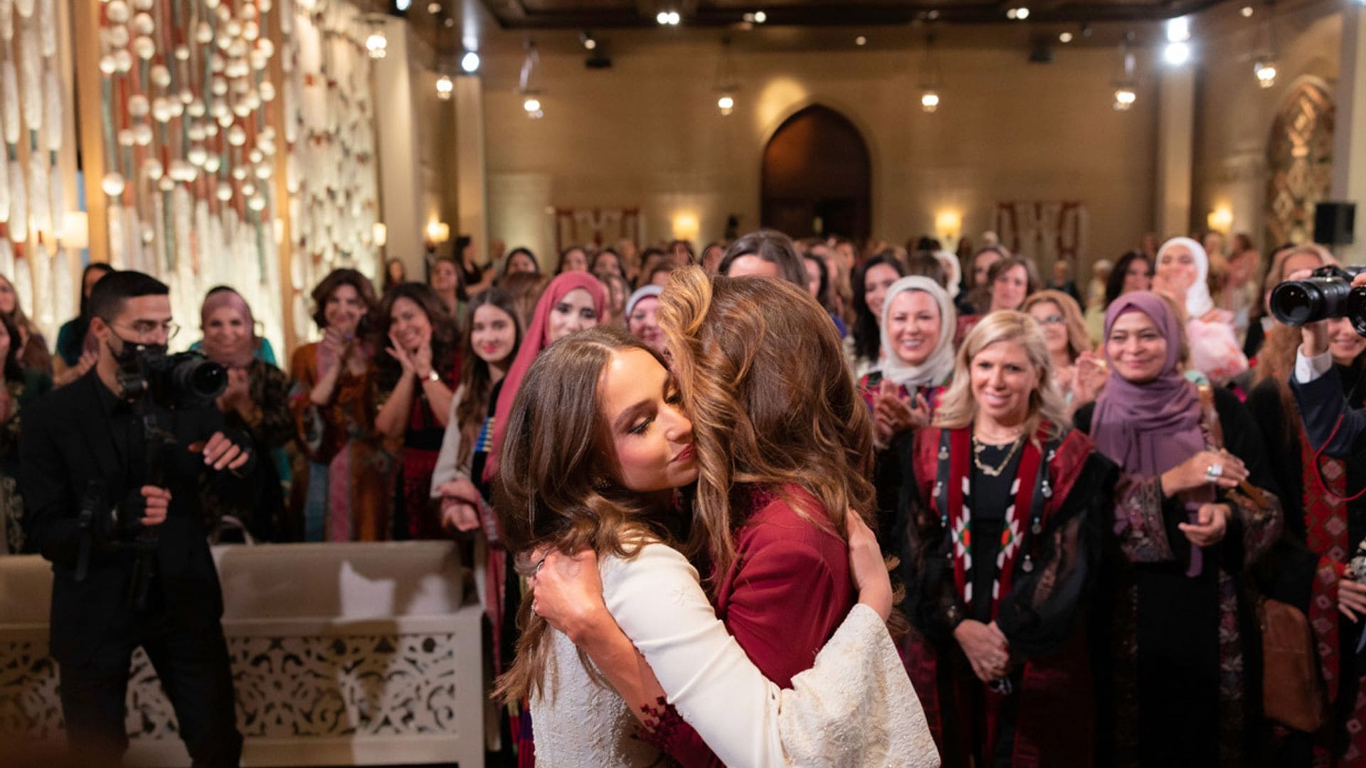 Arrancan las celebraciones de la boda de Iman de Jordania con la espectacular fiesta de la henna