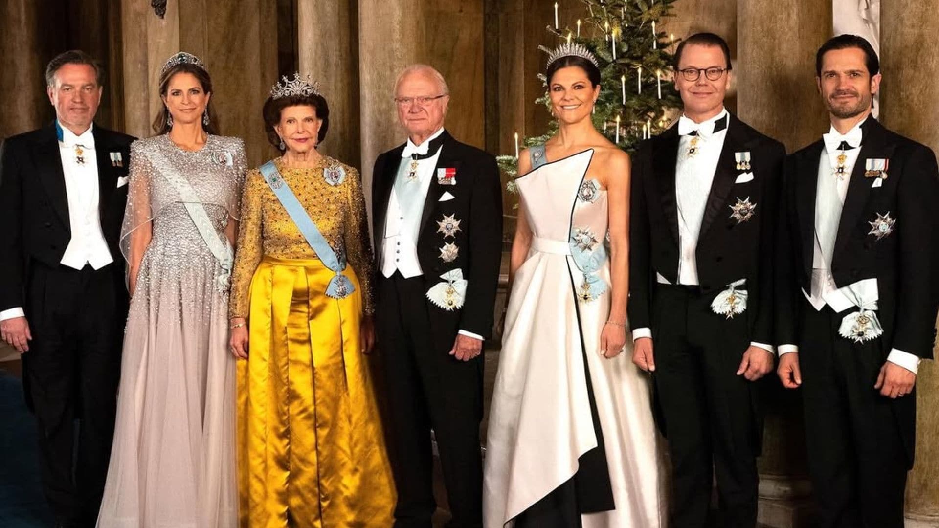 Foto oficial de la familia real sueca antes del banquete de gala con los premiados