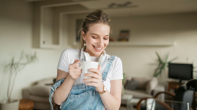 mujer feliz tomando una taza de café