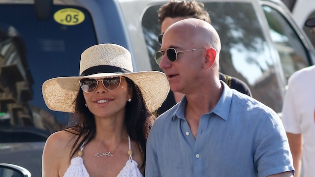 Jeff Bezos y Lauren Sanchez, cogidos de la mano