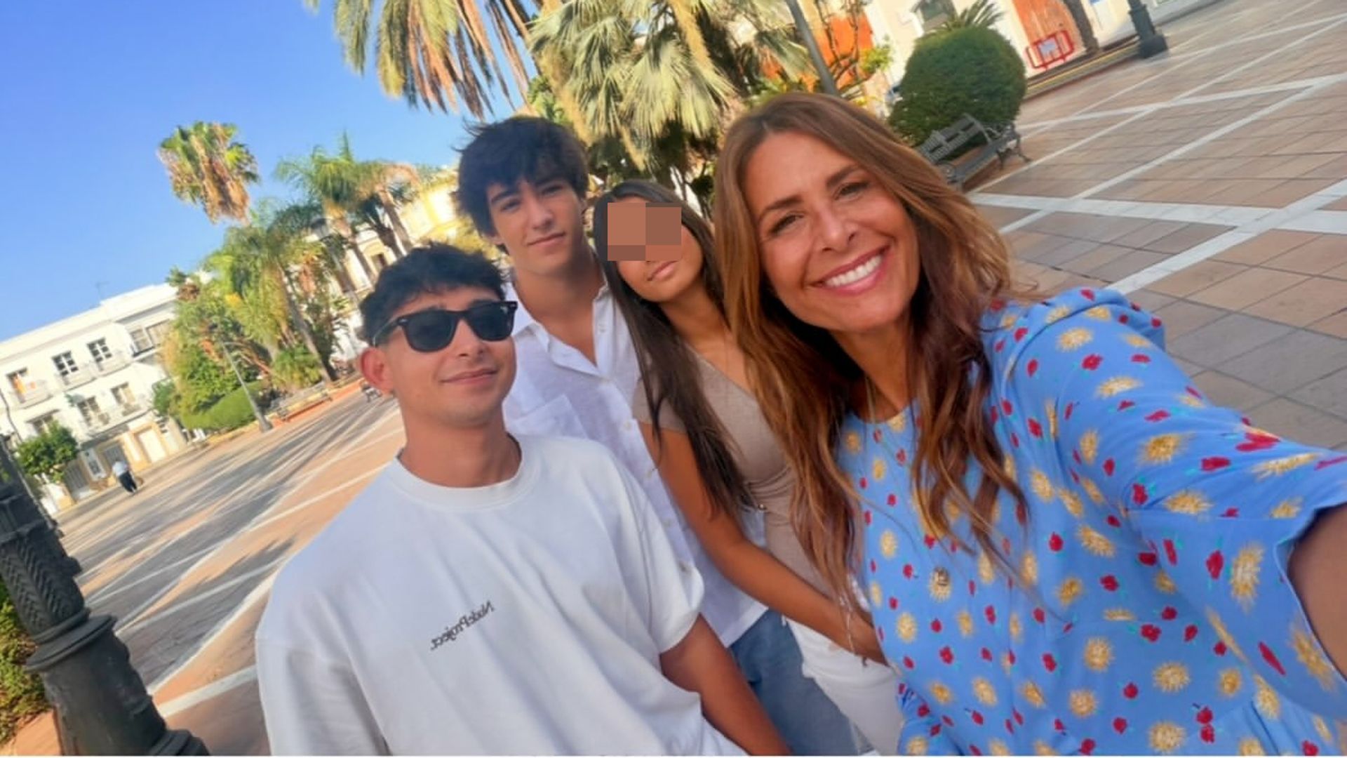 Nuria Roca posa muy sonriente junto a sus tres hijos, Juan, Pau y Olivia, durante sus vacaciones en Sancti Petri