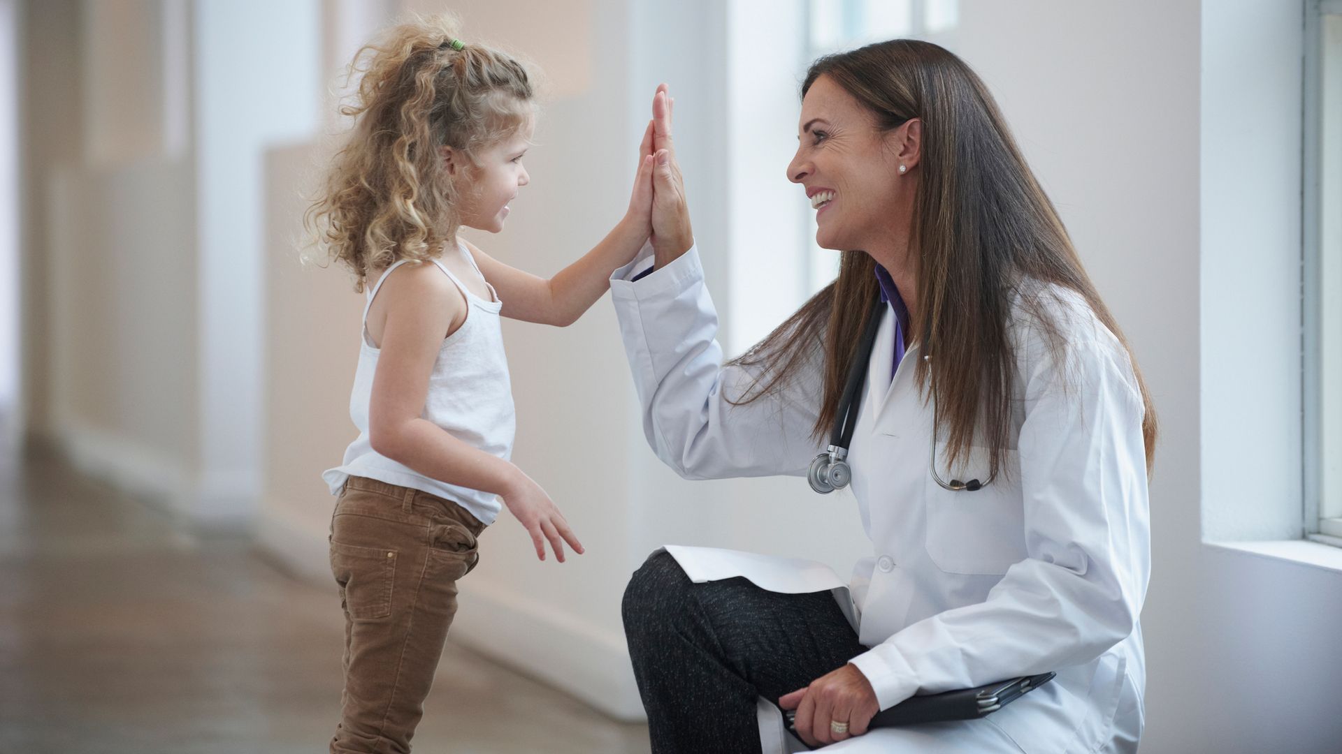 Dr. Eduardo Junco, pediatra, sobre las señales de alerta para acudir al psicólogo infantil: "Alteraciones del comportamiento, sobre todo, las rabietas y la actitud negativa"