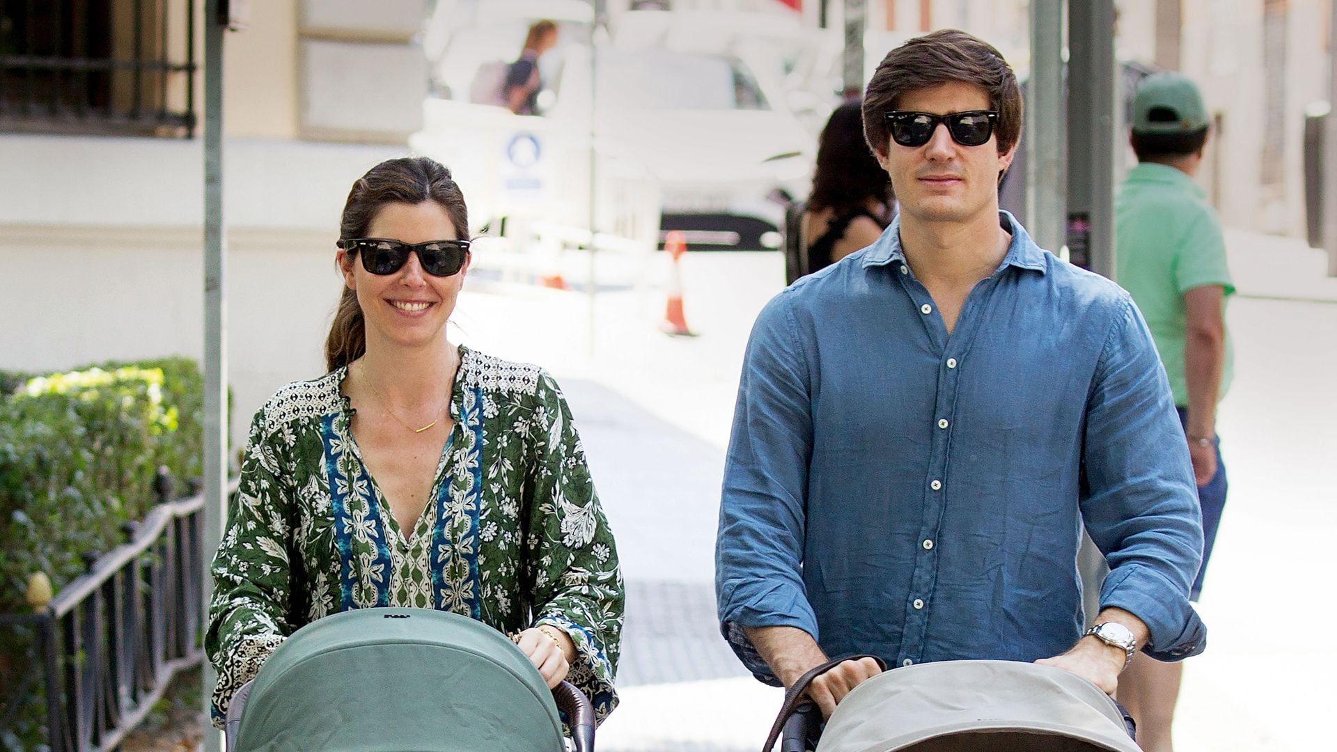 Belén Corsini y Carlos Fitz-James, primer paseo con sus hijos tras ser padres por segunda vez