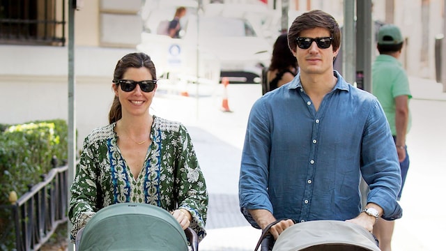 Belén Corsini, con vestido estilo«"boho" de estampado floral y sandalias planas, pasea a su segundo hijo, que acaba de cumplir su primer mes de vida. A su lado, su marido, Carlos Fitz-James, lleva a su hijo mayor, Carlos, de un año