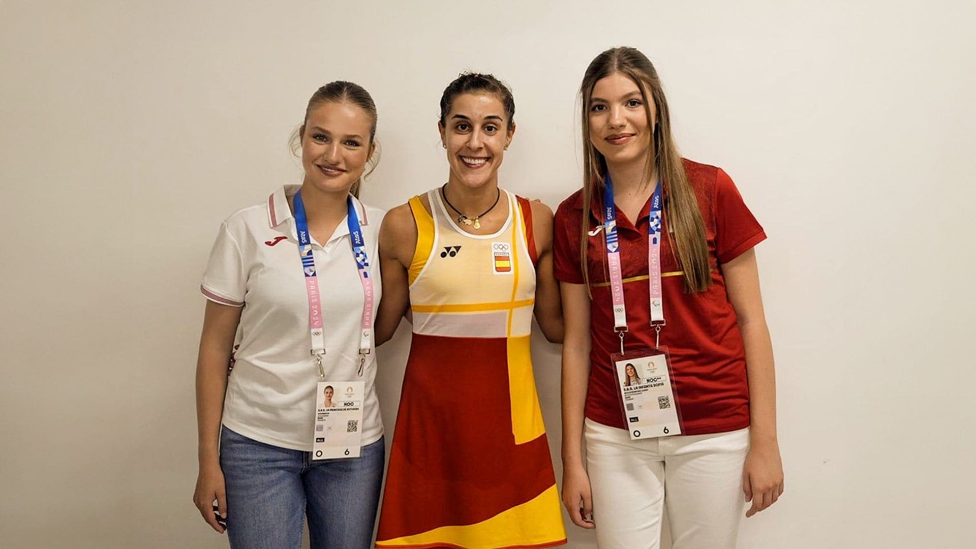 La princesa Leonor y la infanta Sofía rematan su segundo y frenético día en los Juegos presenciando el debut de Carolina Marín