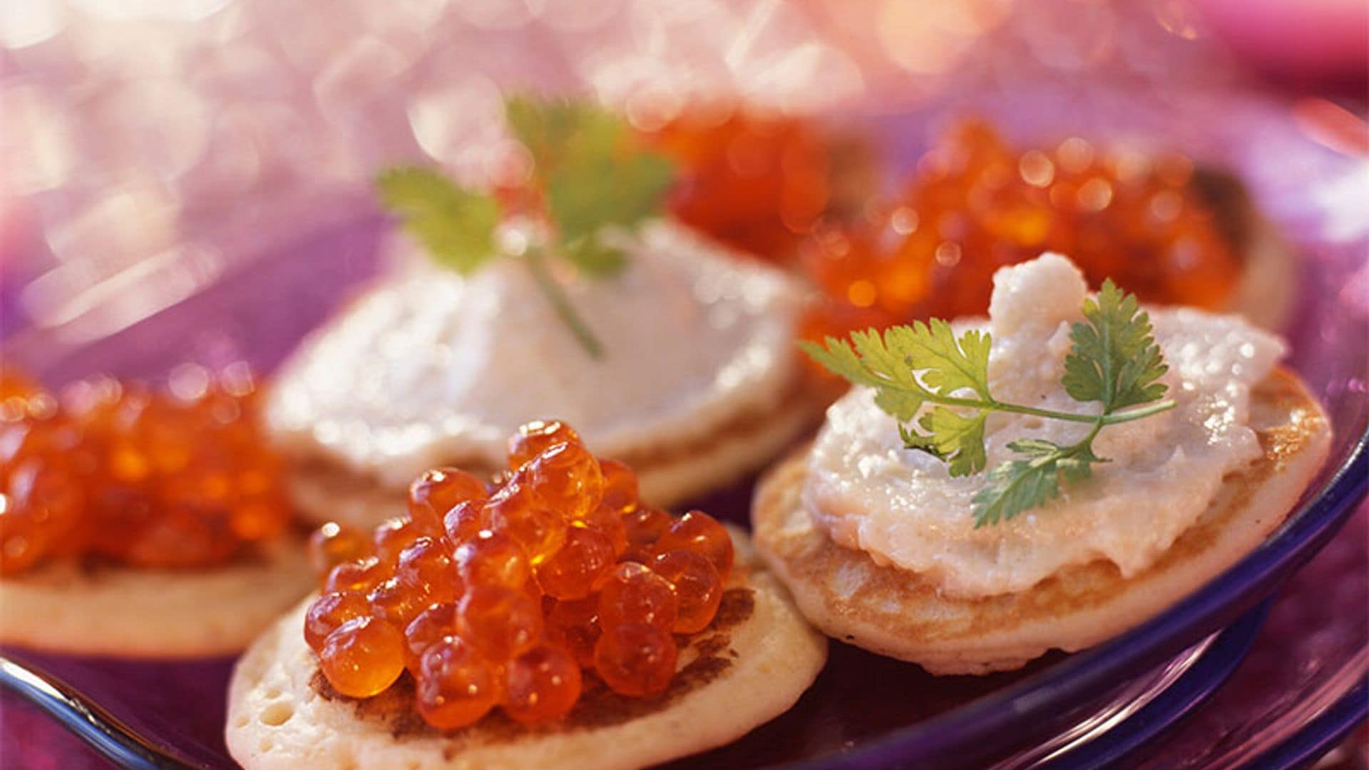 Blinis de paté de pescado con huevas de salmón