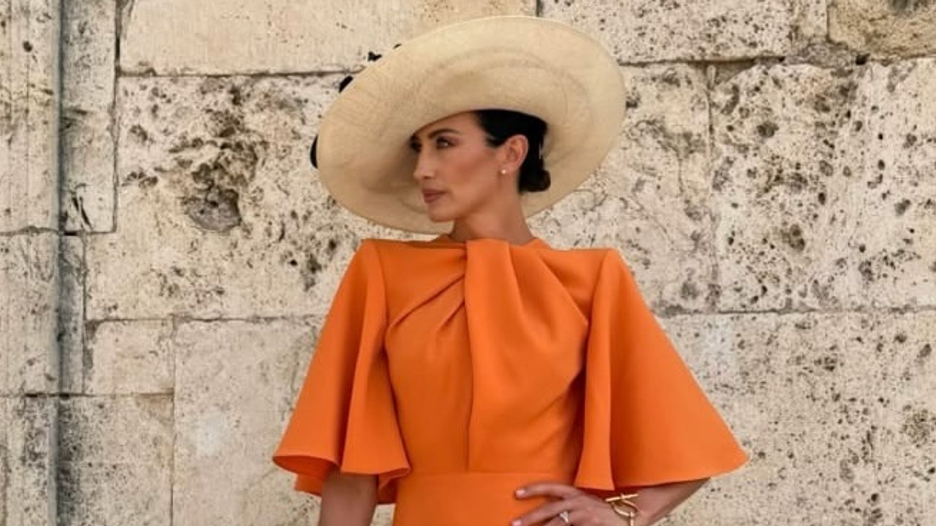 Nieves Álvarez, la invitada más elegante con vestido naranja y una pamela XL en una boda de final de verano