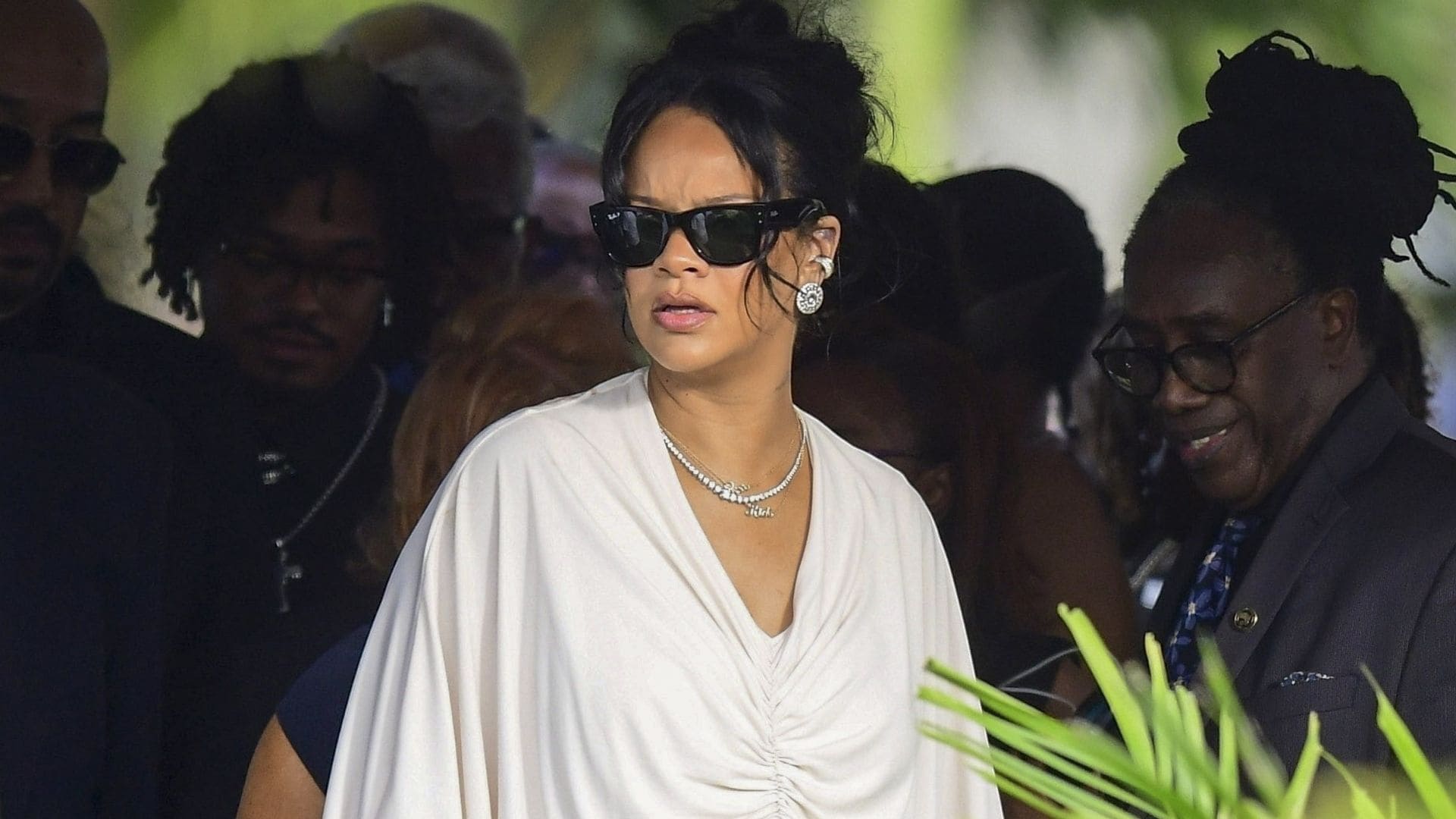 Rihanna, cobijada por el amor de su familia, se despide de su padre en Barbados
