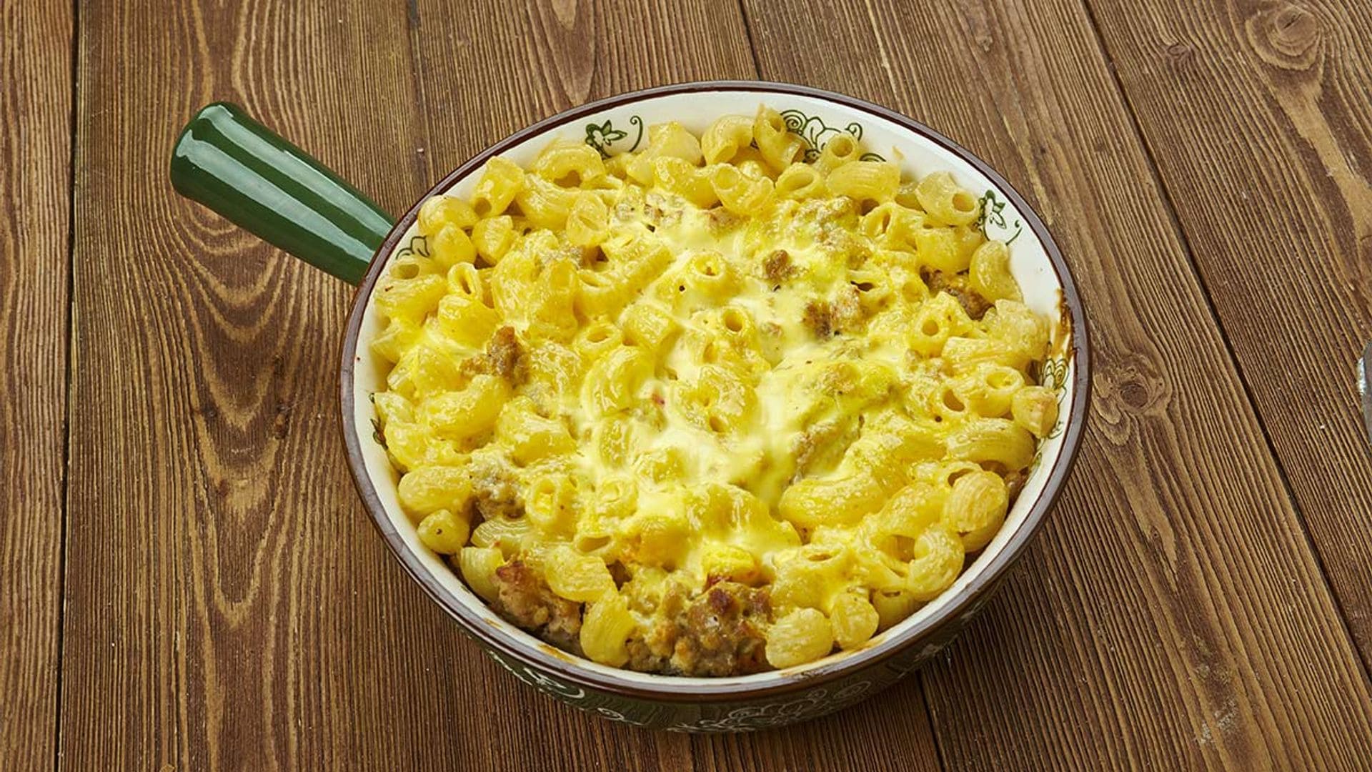 Pasta gratinada con provolone y carne picada
