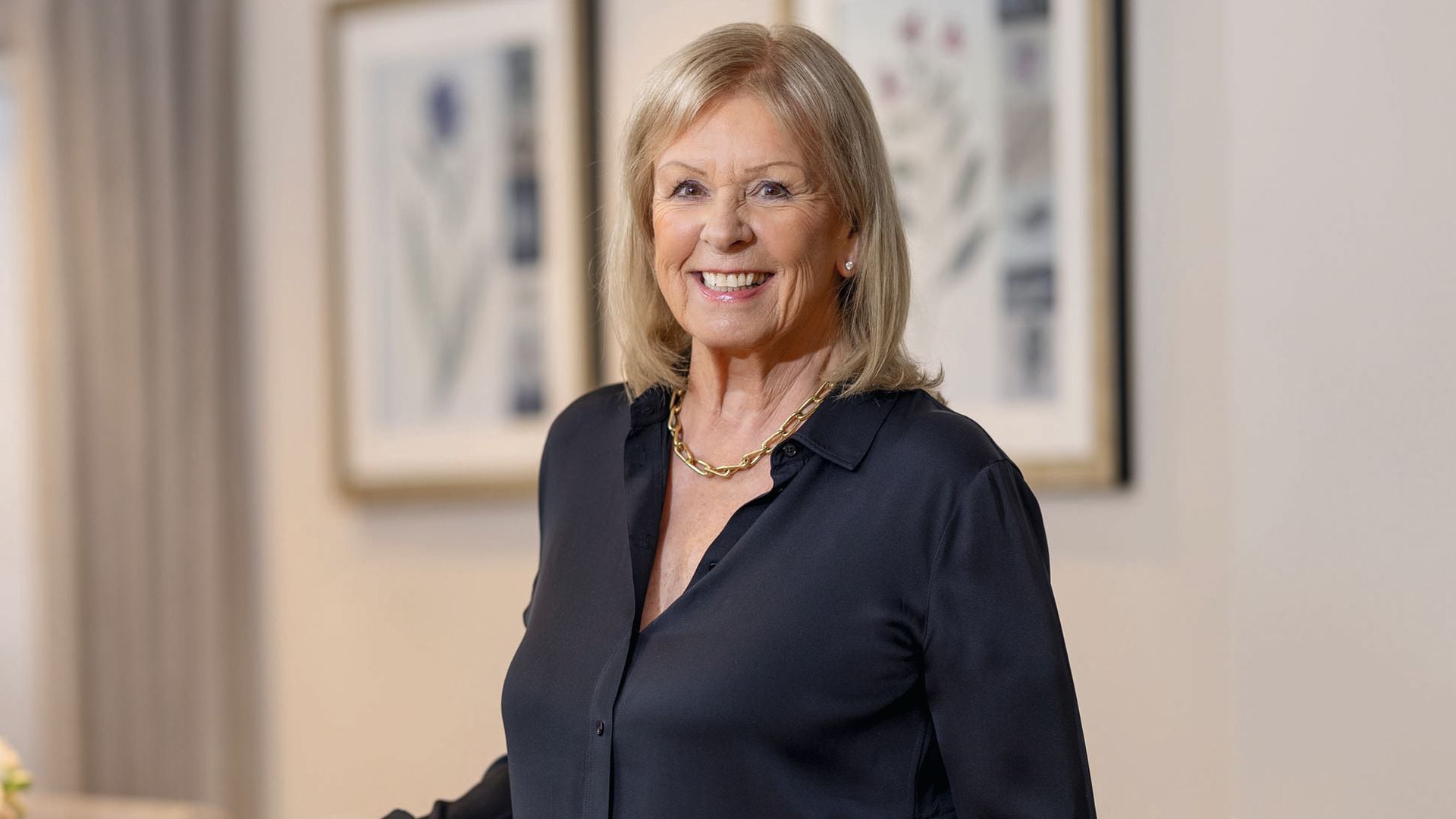 Jo Hansford, la peluquera de las estrellas, nos cuenta su historia y su estrecho vínculo con la reina Camilla