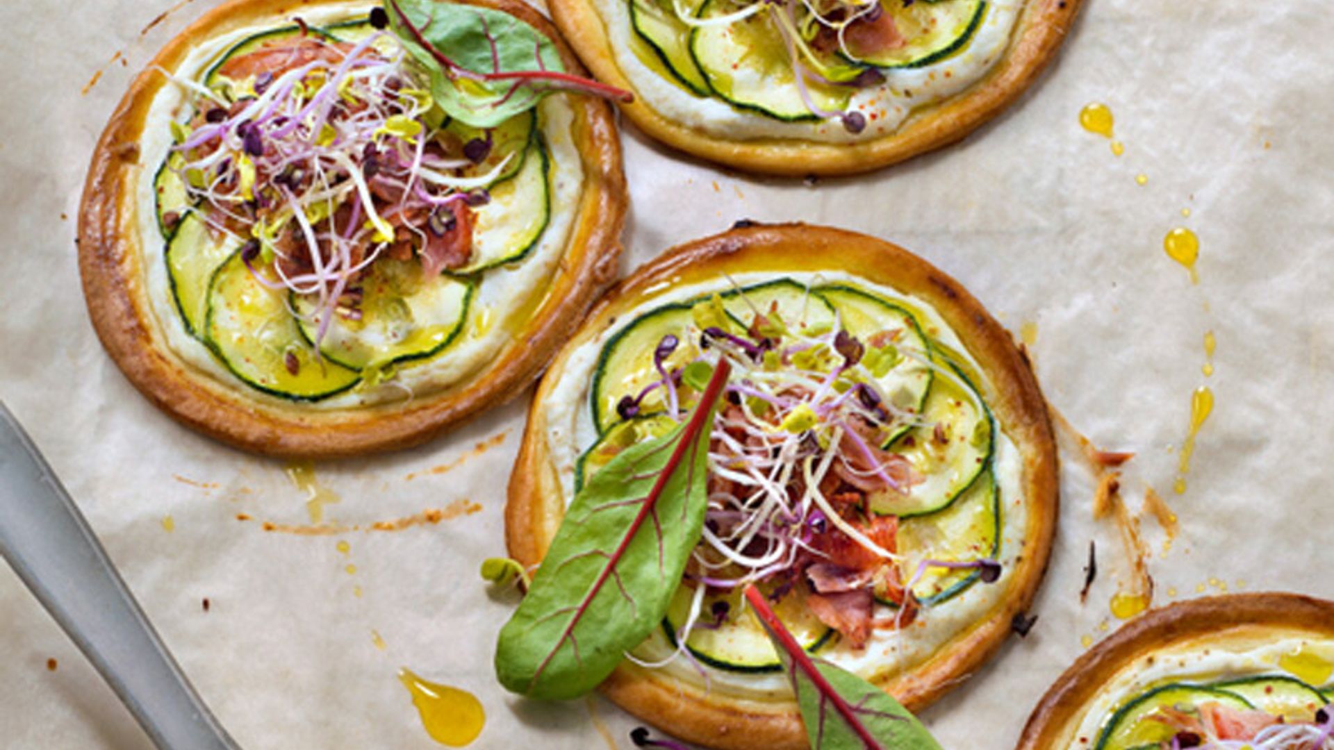 Mini tartas de calabacín, ricotta y bacon crujiente
