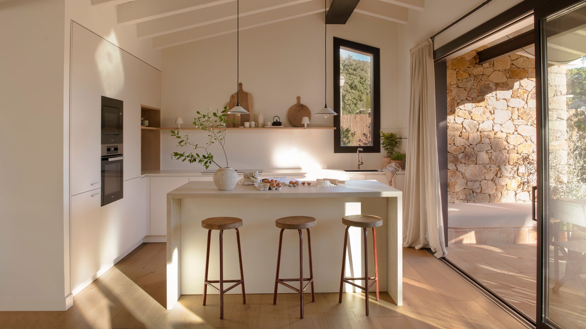 Cocina de una casa de campo de estilo contemporáneo