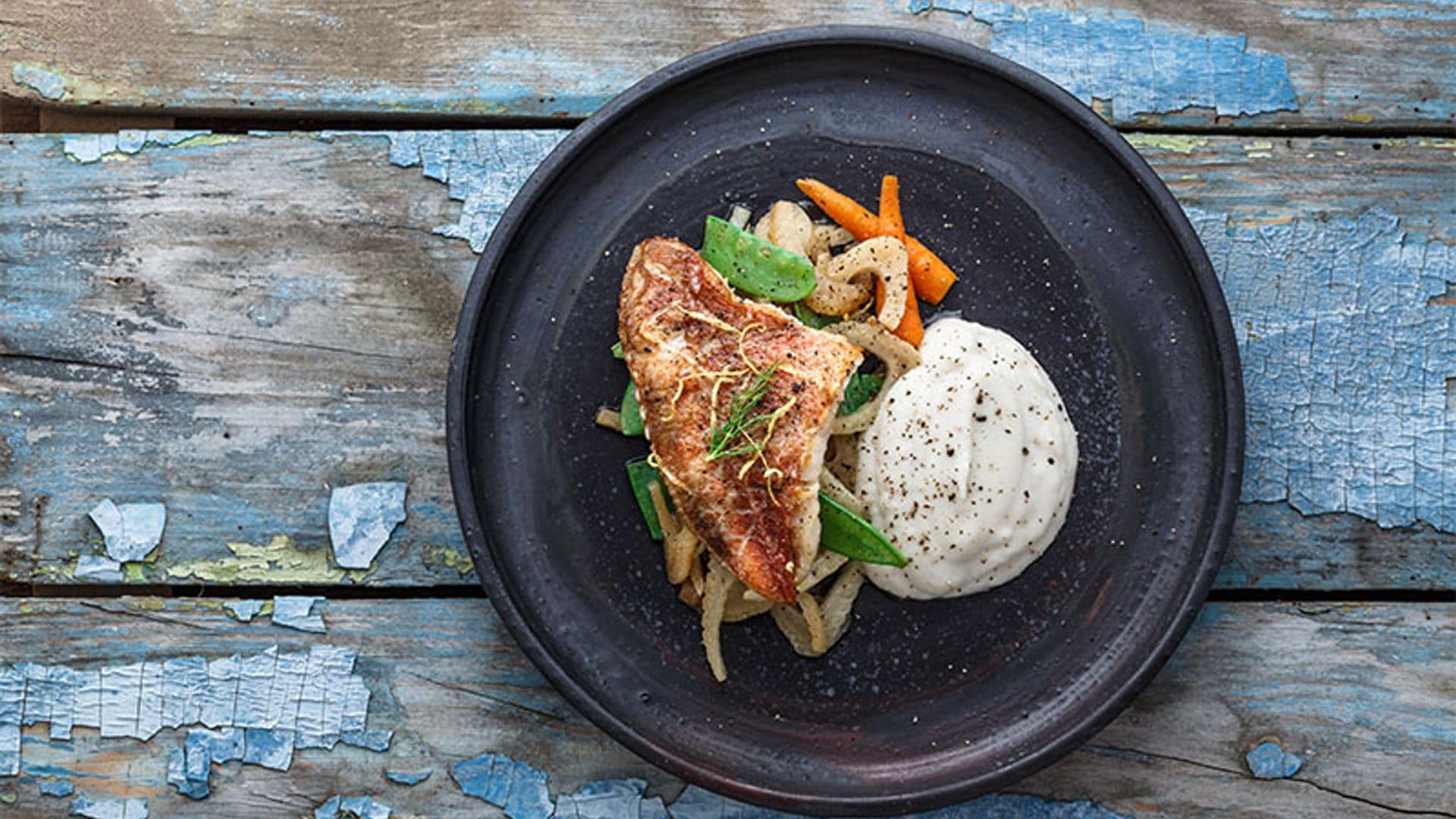 Cabracho con puré de alcachofas y verduras