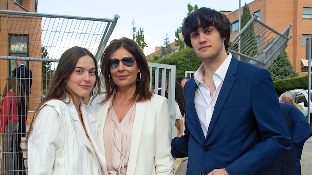 Radiante y emocionada, Alma Fernández González celebró su Confirmación el pasado 20 de mayo, un día inolvidable que disfrutó junto a su madre, Nuria González, y su hermano mayor, Iván, de 22 años.