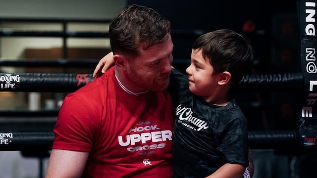 El Canelo junto a su hijo Saúl Adiel.