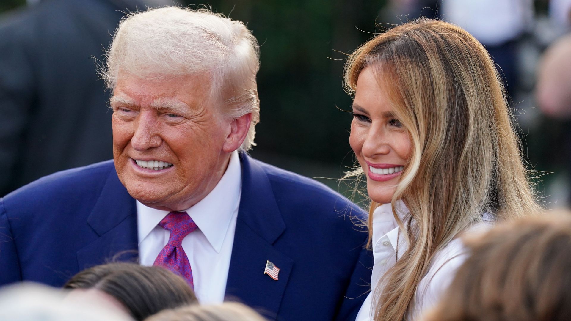 El gesto que demuestra que Donald y Melania Trump sí que se quieren (más allá de la cobra)