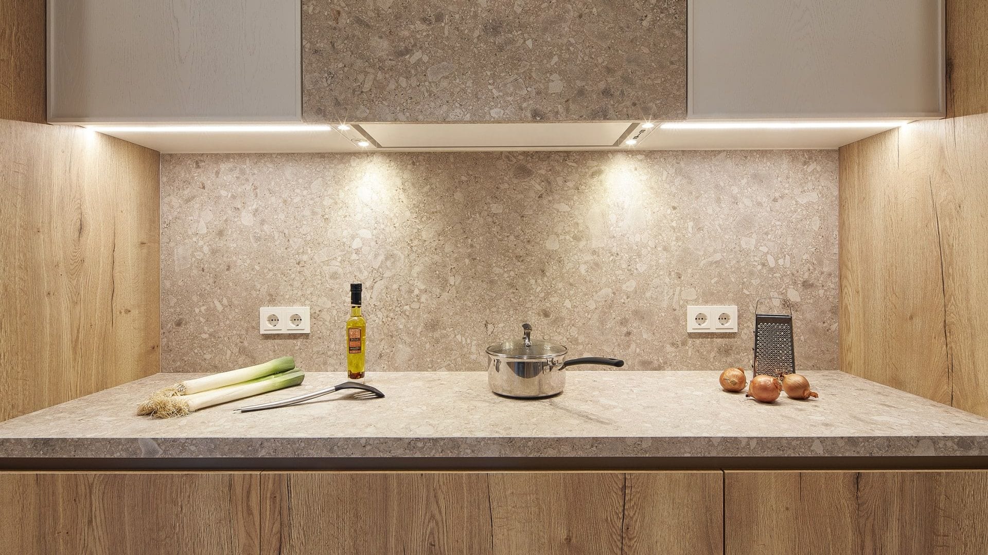 Cocina con placa de inducción invisible