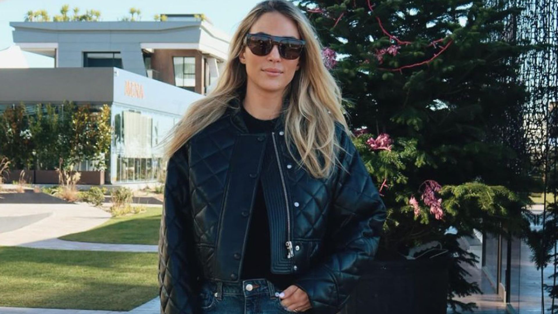 Alice Campello transforma sus vaqueros con la chaqueta 'bomber' guateada que triunfa en rebajas