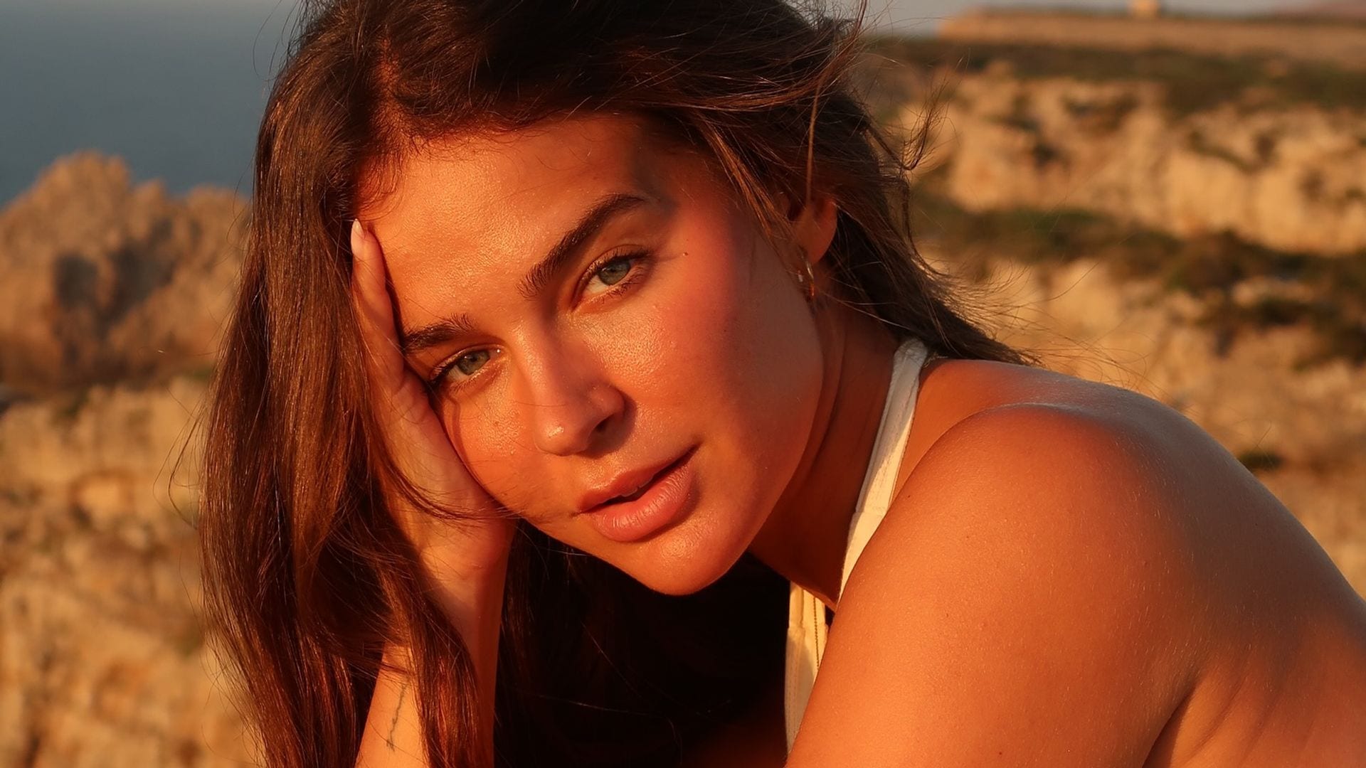 Cómo mantener tu melena impecable y sin 'frizz' durante tus vacaciones en el mar