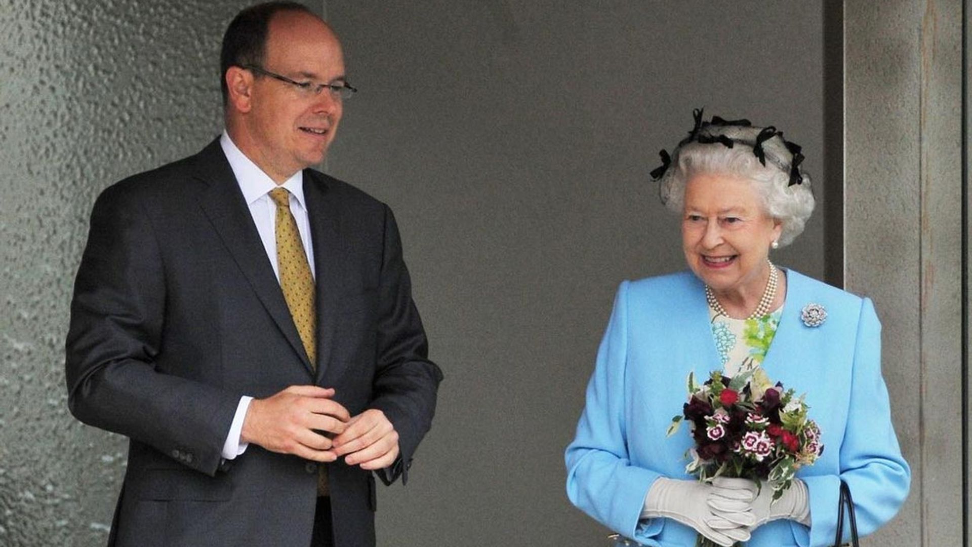 Alberto y Charlene de Mónaco asisten a un sentido homenaje en recuerdo a la reina Isabel II