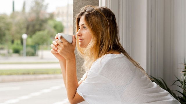 chica pensativa cafe mirando ventana