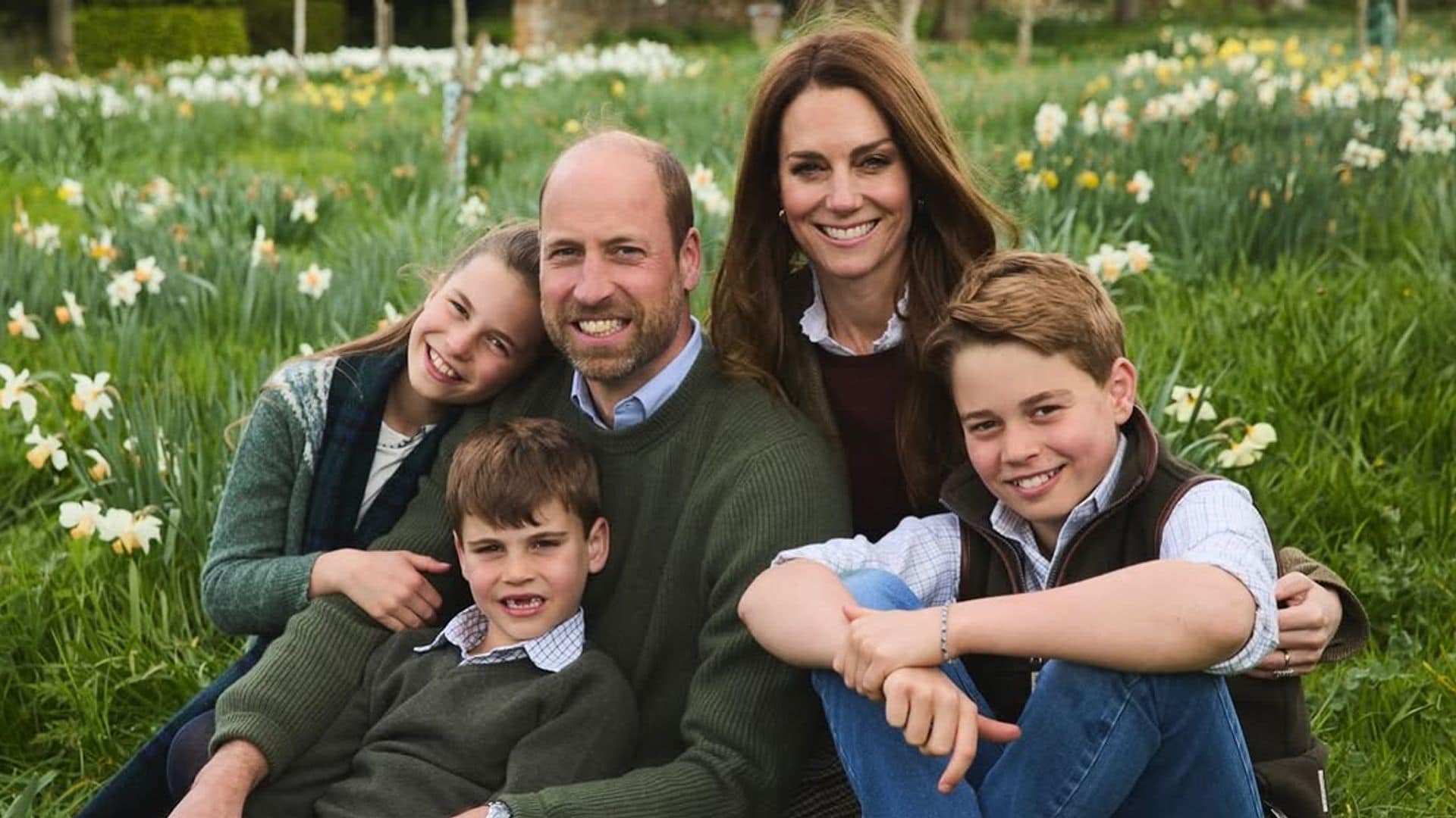 Kate Middleton, Guillermode Inglaterra, el príncipe George, la princesa Charlotte el príncipe Louis en su felicitación de Navidad de 2025