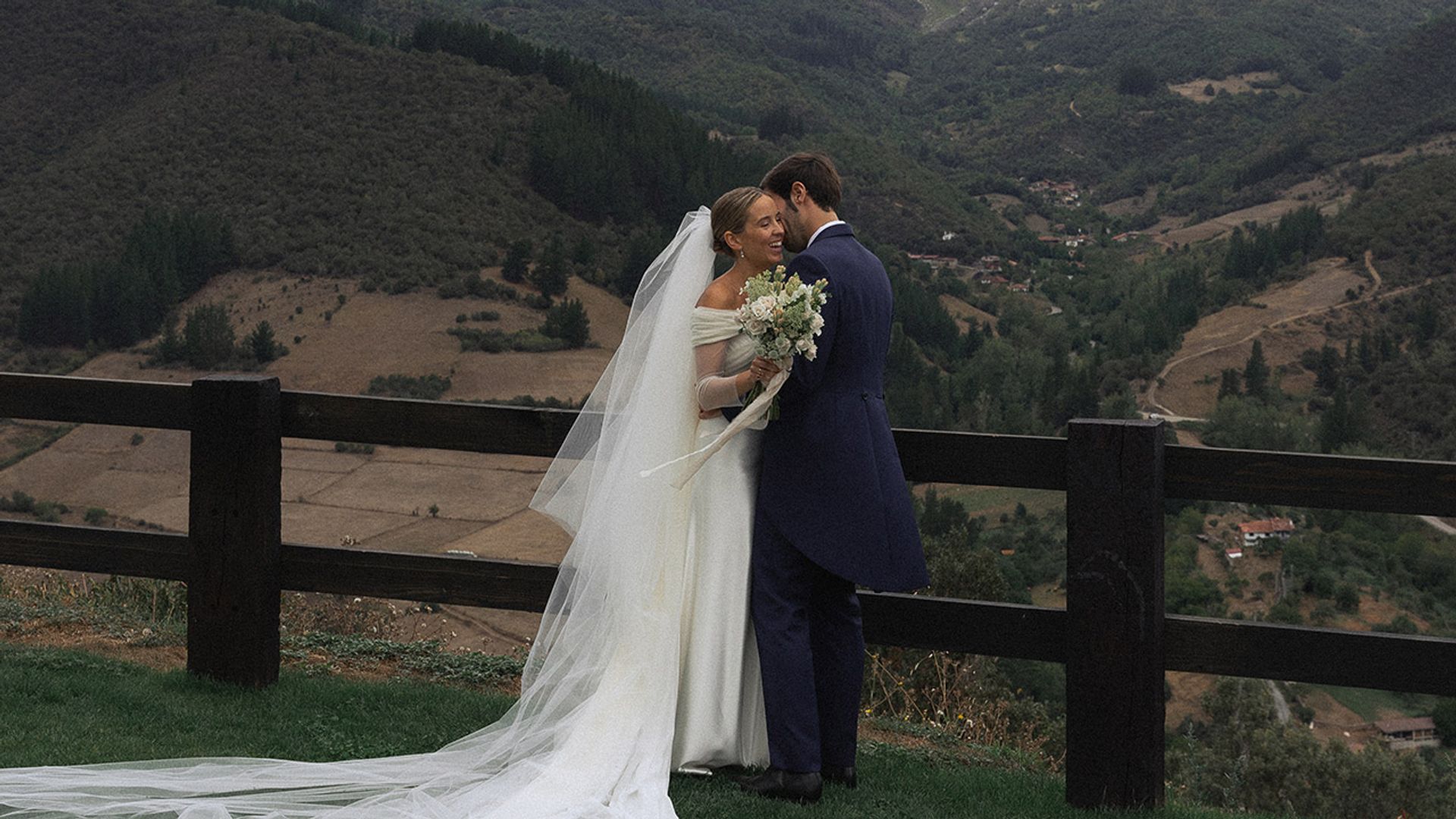 Eugenia, la novia velada que se casó con un vestido de satén y mangas de tul en los Picos de Europa