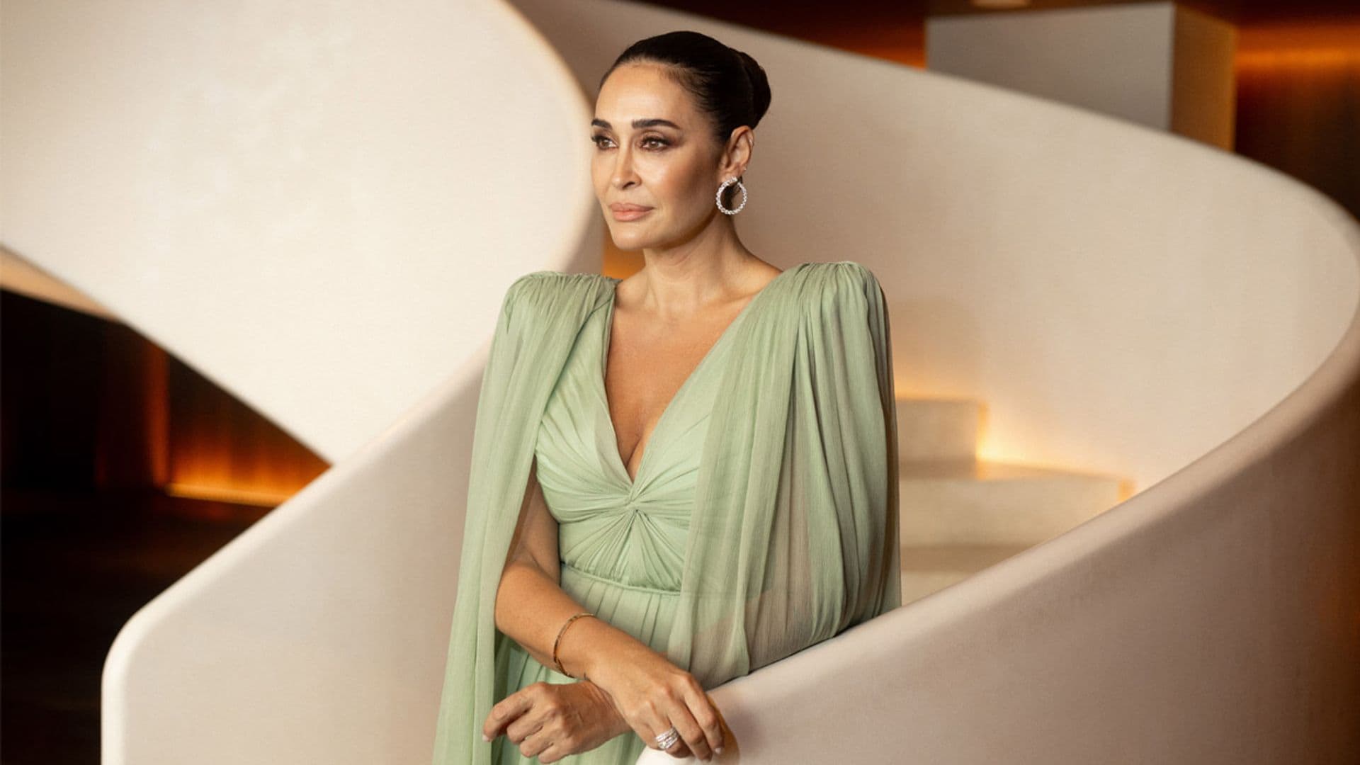 Los detalles del look de Vicky Martín Berrocal en la boda de Tamara: vestidazo con capa y un truco de maquillaje
