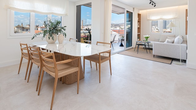 Zona de día abierta y relación con la terraza