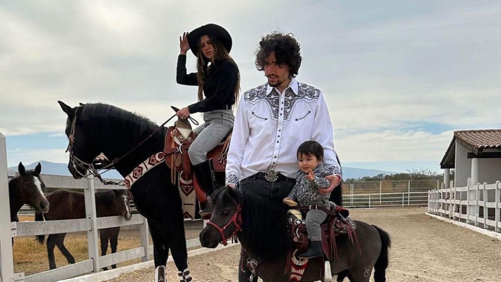 En el rancho de don Vicente, Álex Fernández y su esposa celebran los 10 meses de su hija